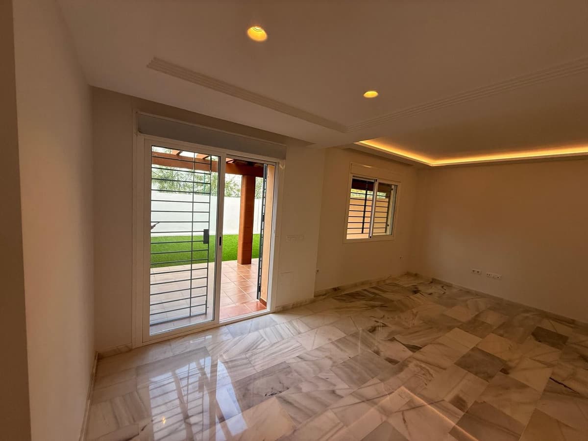 Semi-Detached House in Calahonda — photo 3 of 10