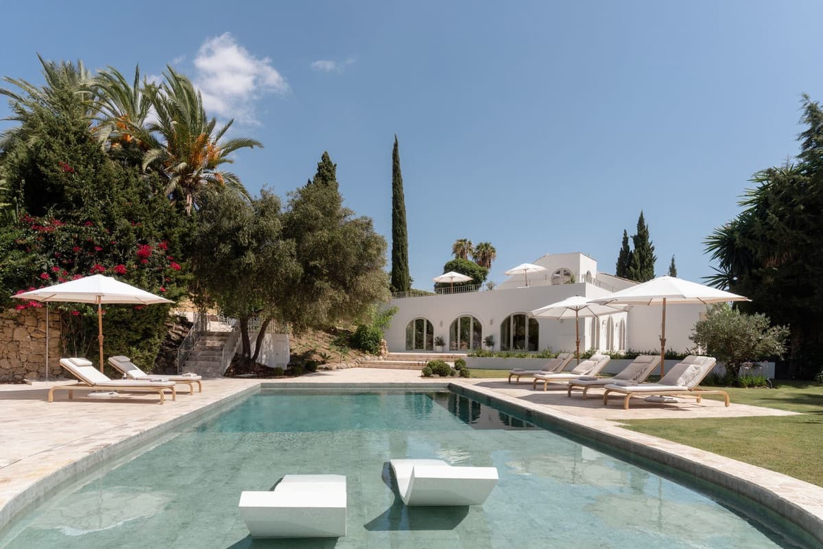 Detached Villa in Nueva Andalucía — photo 1 of 10