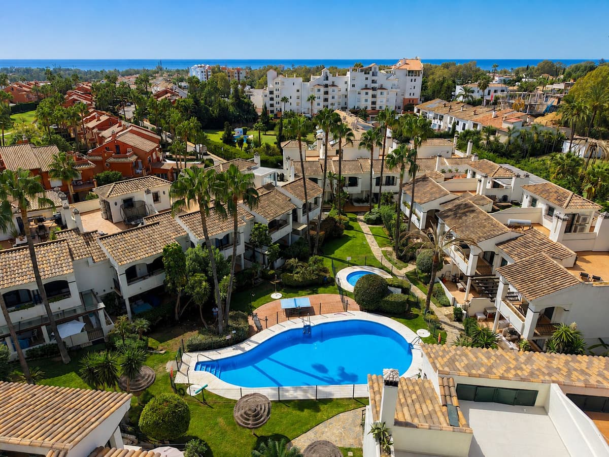 Townhouse in Estepona — photo 1 of 10