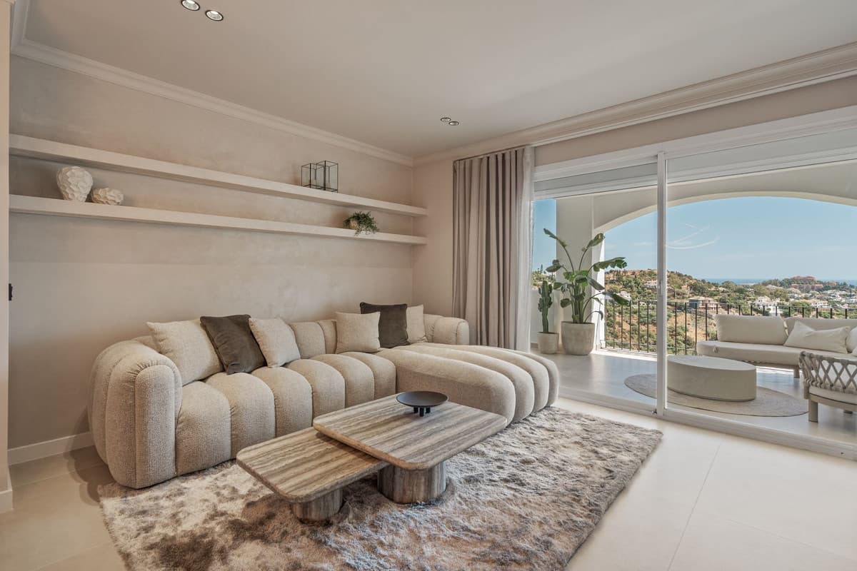 Middle Floor Apartment in Benahavís — photo 2 of 10