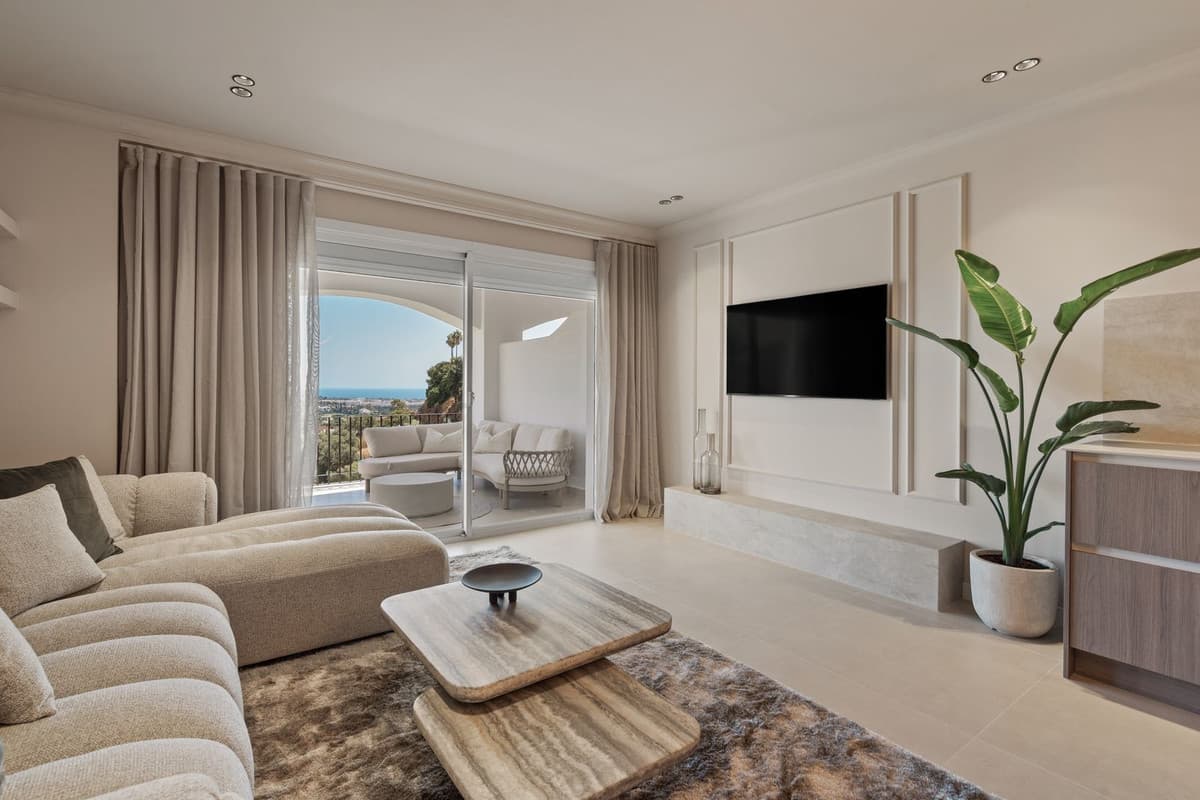 Middle Floor Apartment in Benahavís — photo 3 of 10