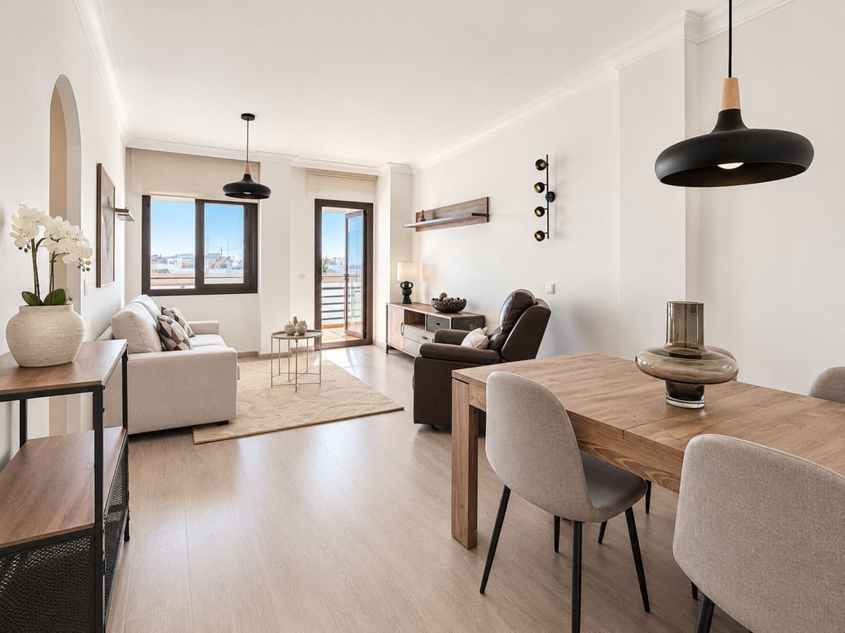 Middle Floor Apartment in The Golden Mile — photo 2 of 10