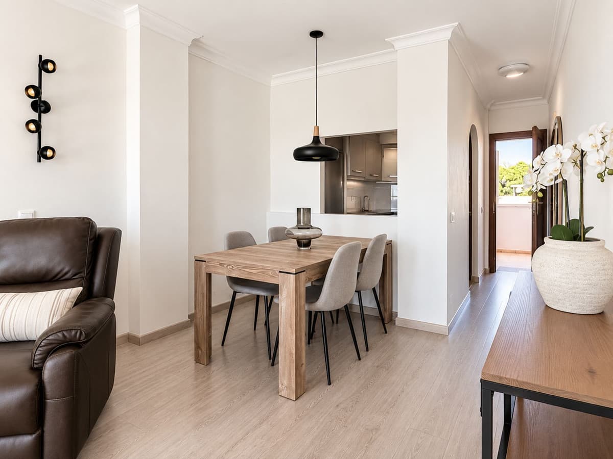 Middle Floor Apartment in The Golden Mile — photo 4 of 10