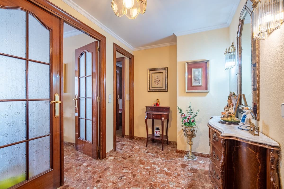 Middle Floor Apartment in La Victoria — photo 1 of 10
