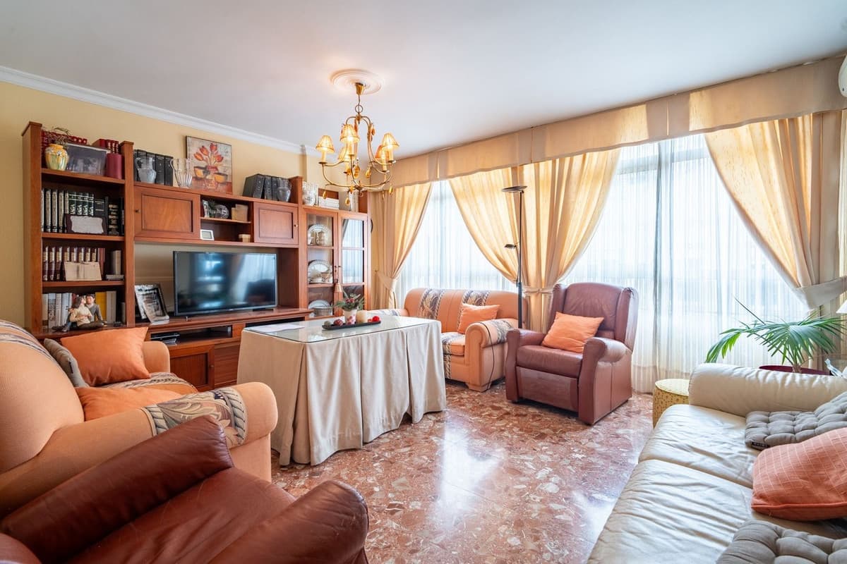 Middle Floor Apartment in La Victoria — photo 2 of 10