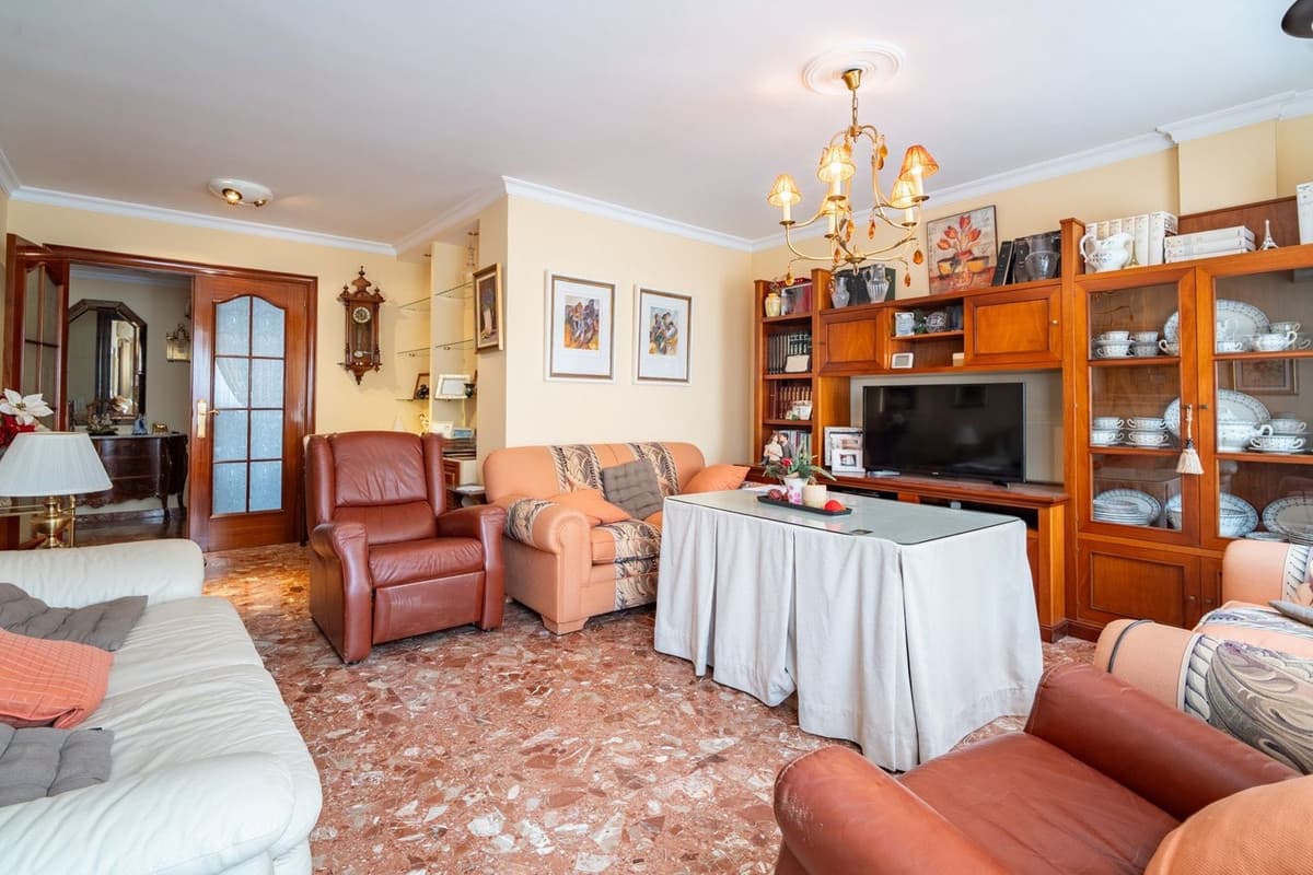 Middle Floor Apartment in La Victoria — photo 3 of 10