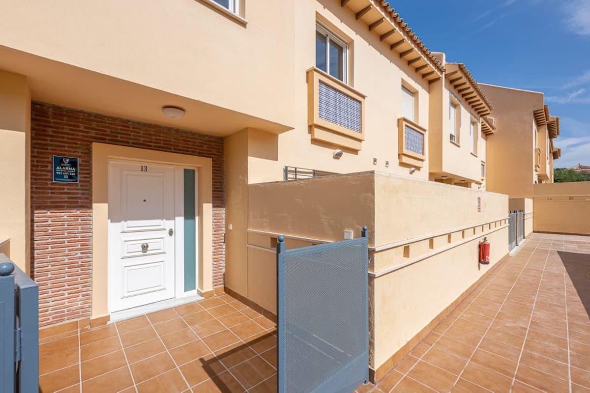 Semi-Detached House in Calahonda — photo 1 of 10
