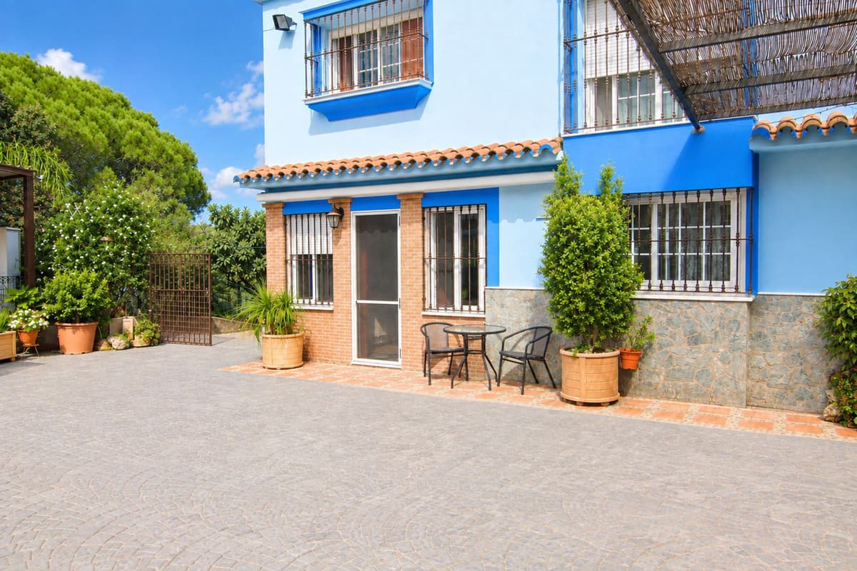 Detached Villa in Coín — photo 2 of 10