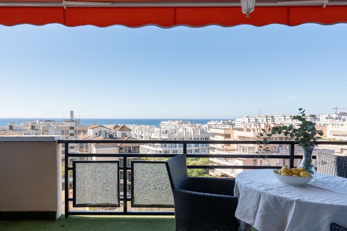 Middle Floor Apartment in Marbella — photo 1 of 10