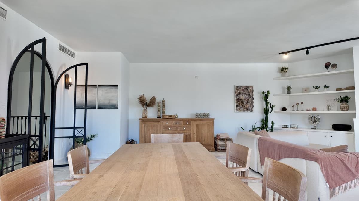 Semi-Detached House in Miraflores — photo 1 of 10