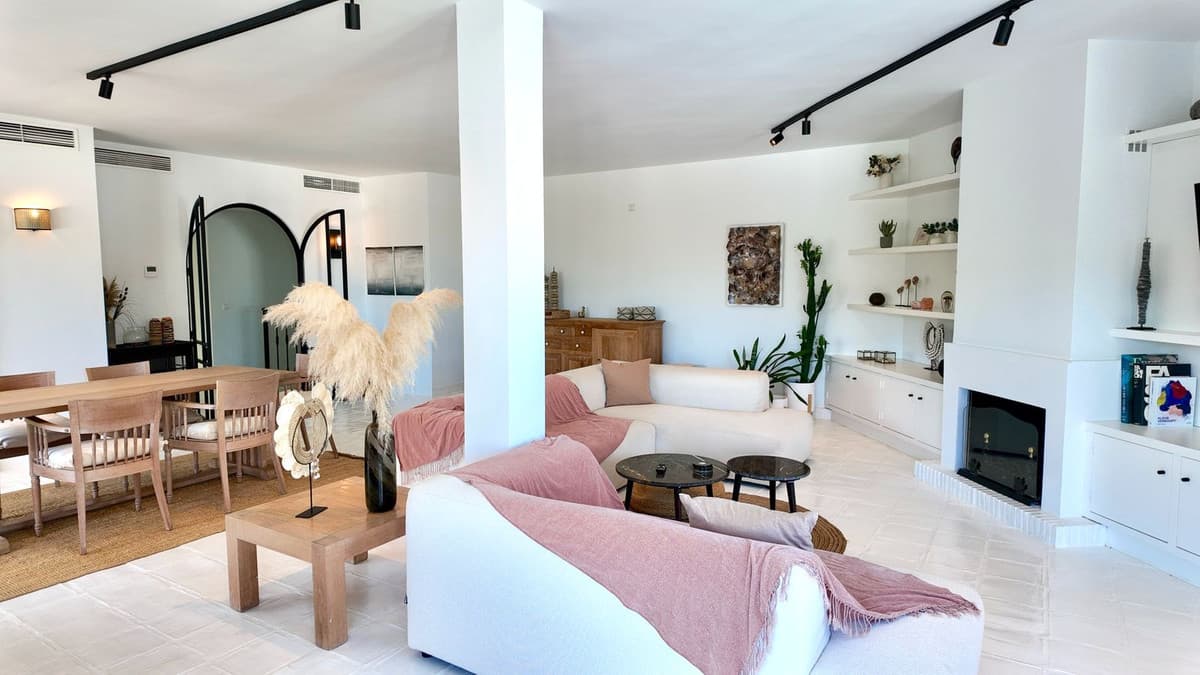 Semi-Detached House in Miraflores — photo 2 of 10