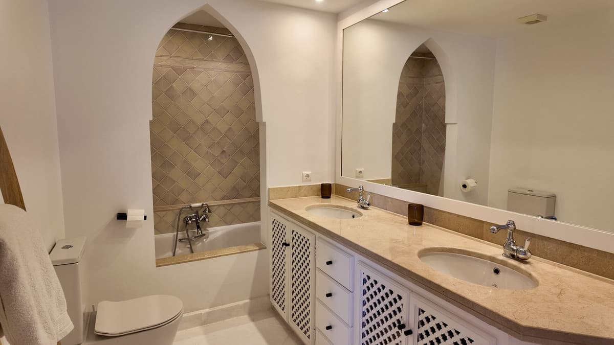 Semi-Detached House in Miraflores — photo 8 of 10