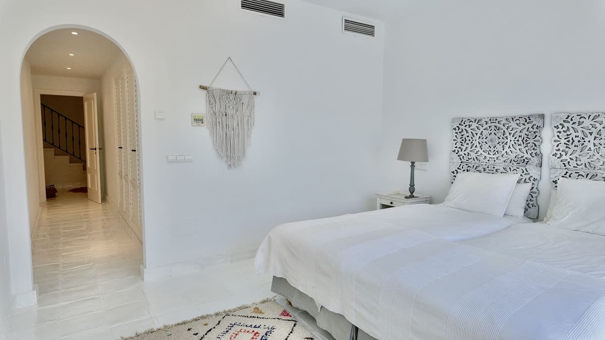 Semi-Detached House in Miraflores — photo 10 of 10