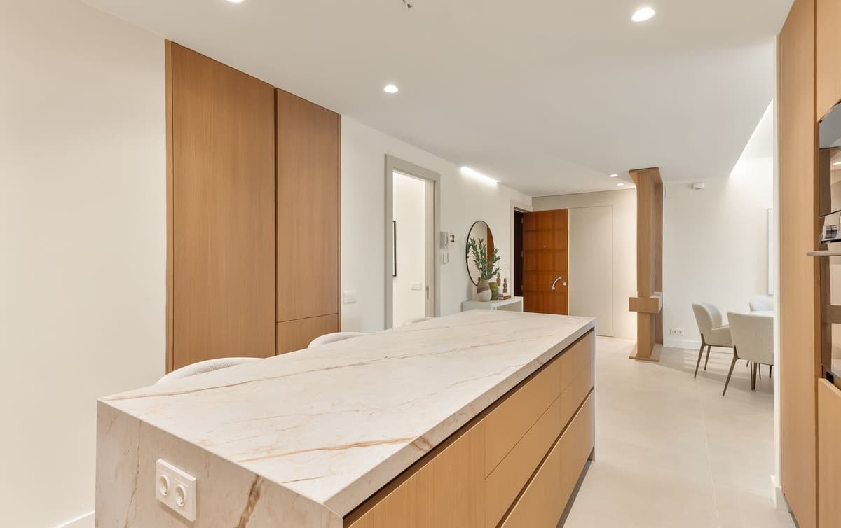 Middle Floor Apartment in The Golden Mile — photo 9 of 10