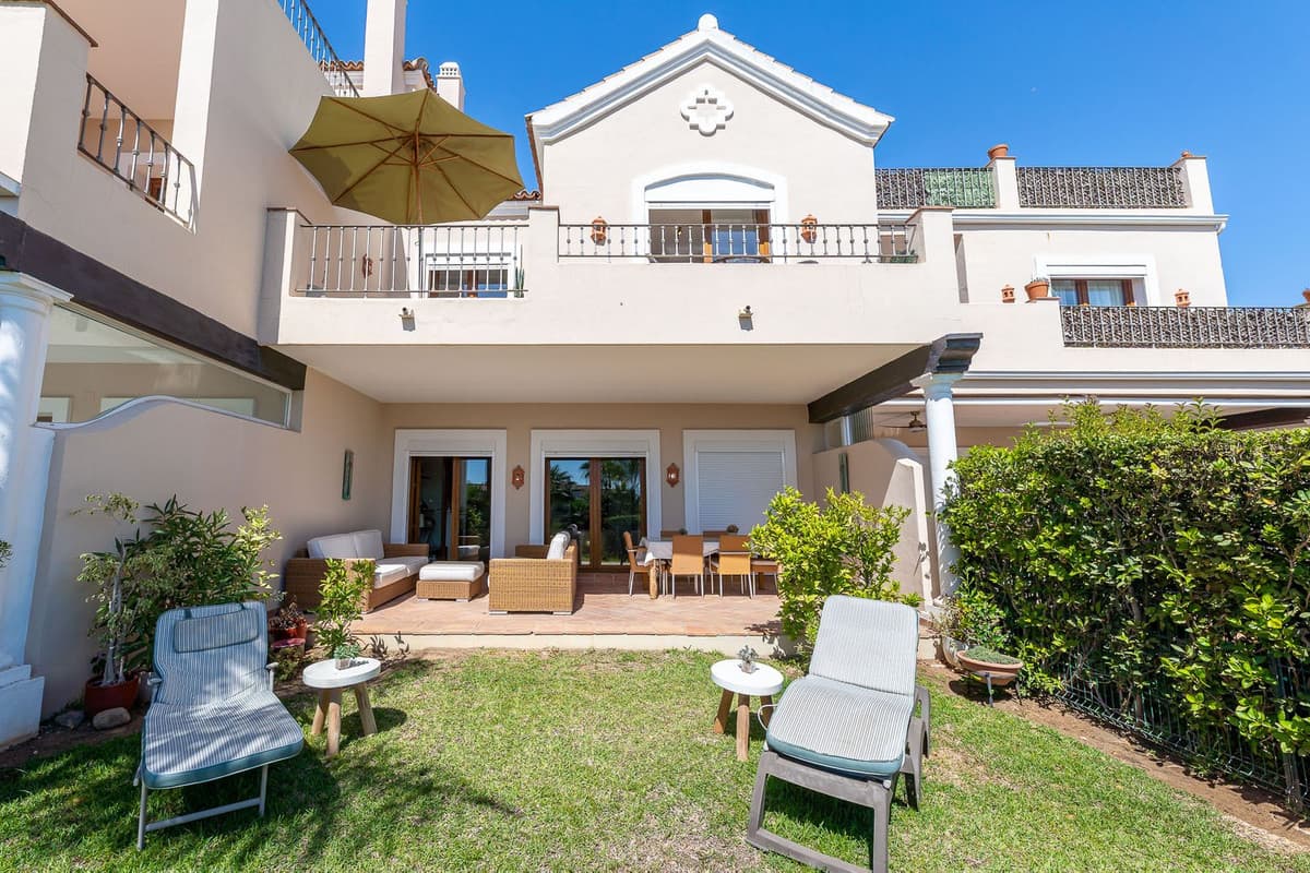 Townhouse in El Paraiso — photo 1 of 10