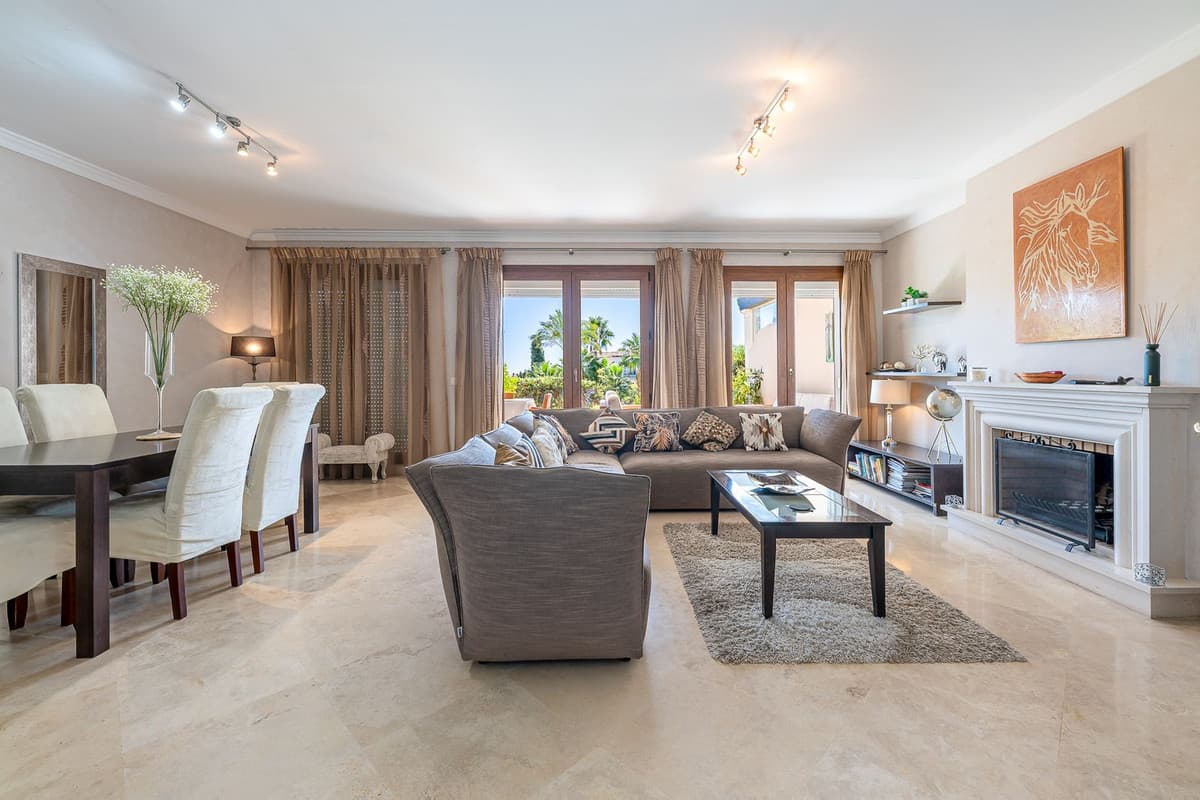 Townhouse in El Paraiso — photo 2 of 10