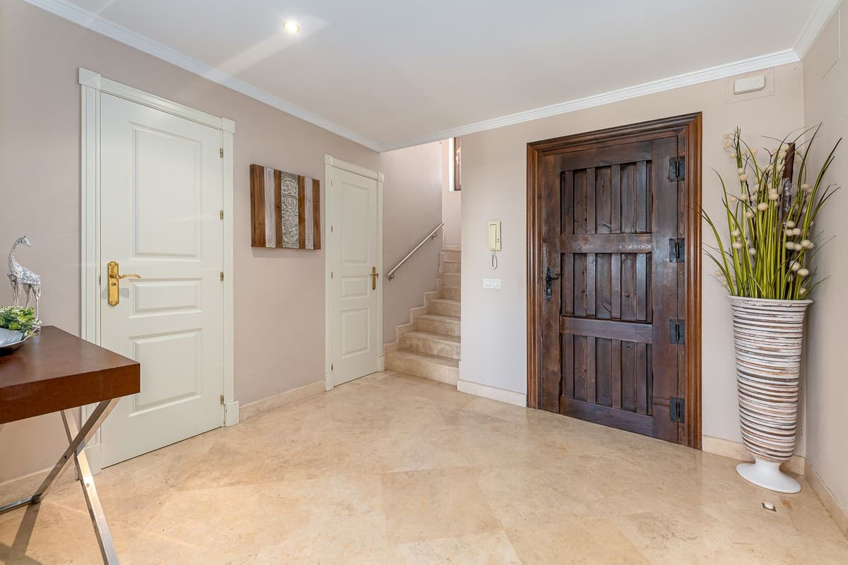 Townhouse in El Paraiso — photo 8 of 10