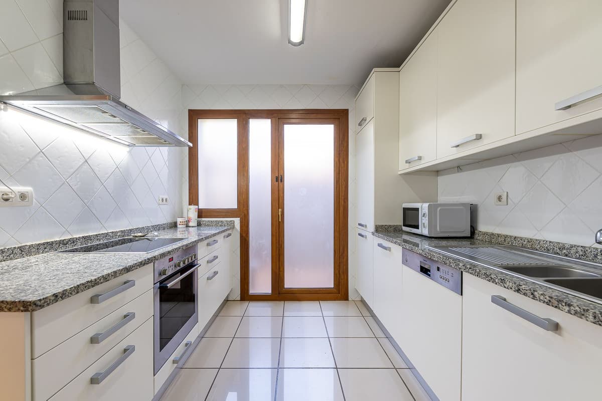 Townhouse in El Paraiso — photo 10 of 10