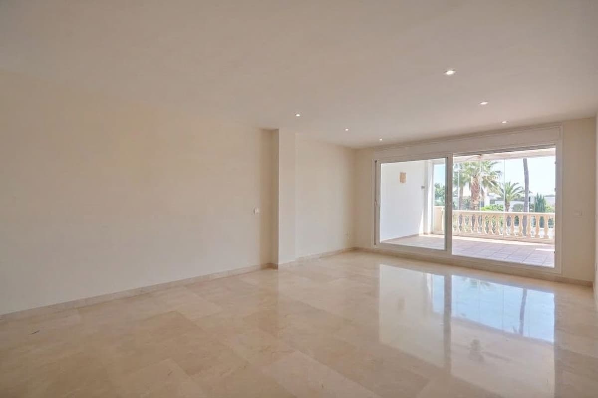 Middle Floor Apartment in Marbella — photo 4 of 10