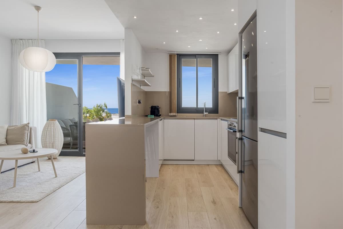 Middle Floor Apartment in Estepona — photo 4 of 10