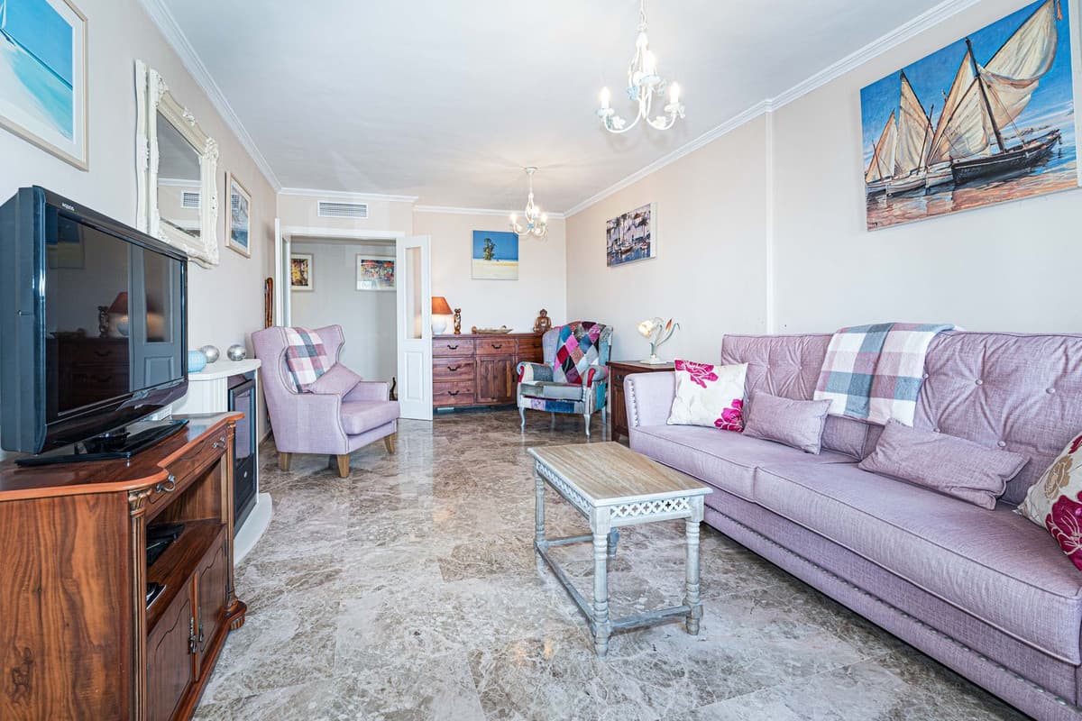 Middle Floor Apartment in Estepona — photo 3 of 10
