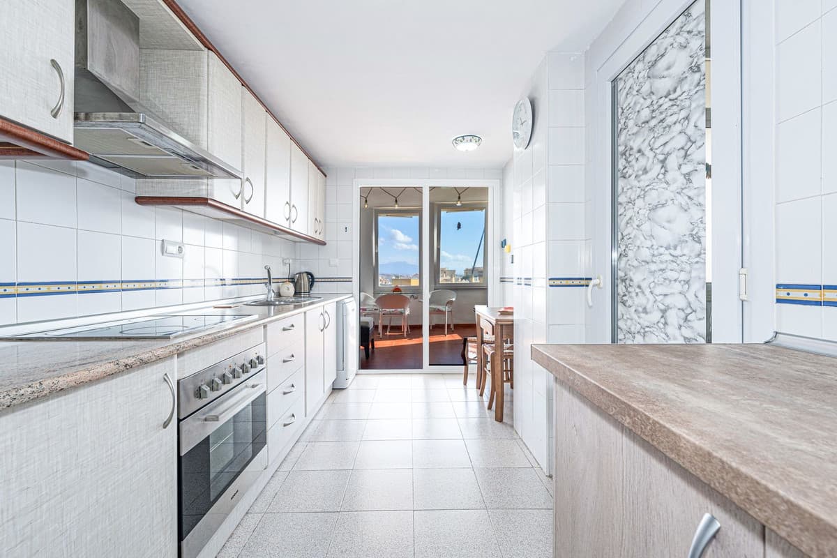 Middle Floor Apartment in Estepona — photo 4 of 10