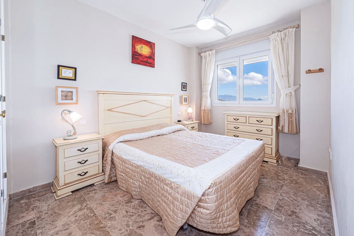 Middle Floor Apartment in Estepona — photo 7 of 10