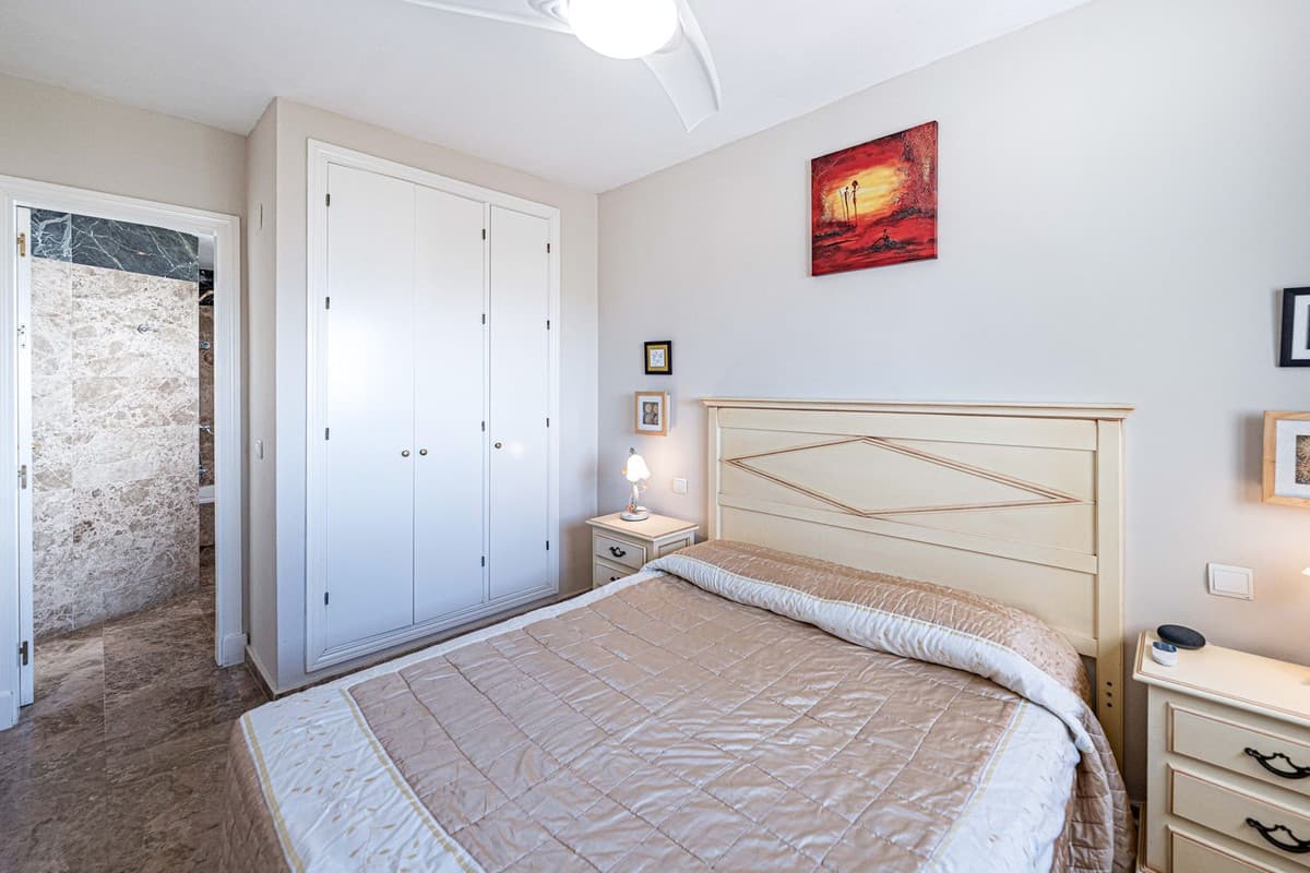 Middle Floor Apartment in Estepona — photo 8 of 10