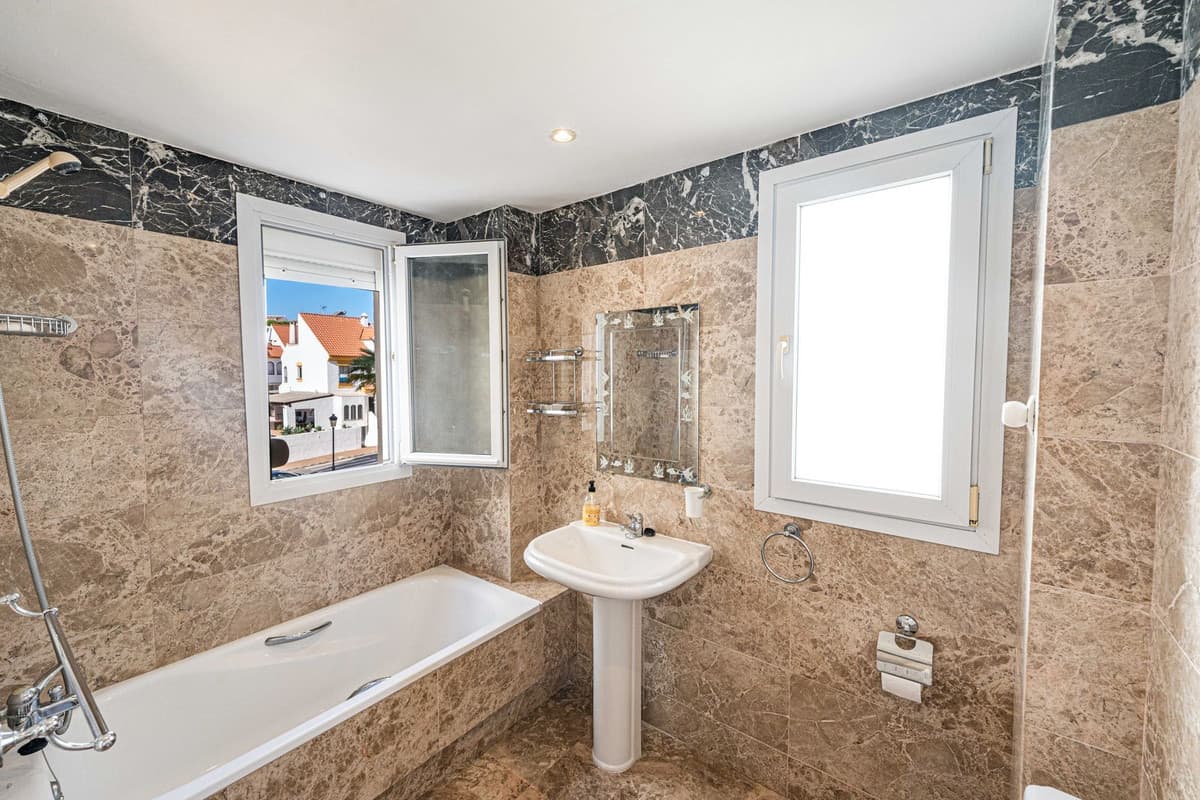 Middle Floor Apartment in Estepona — photo 9 of 10