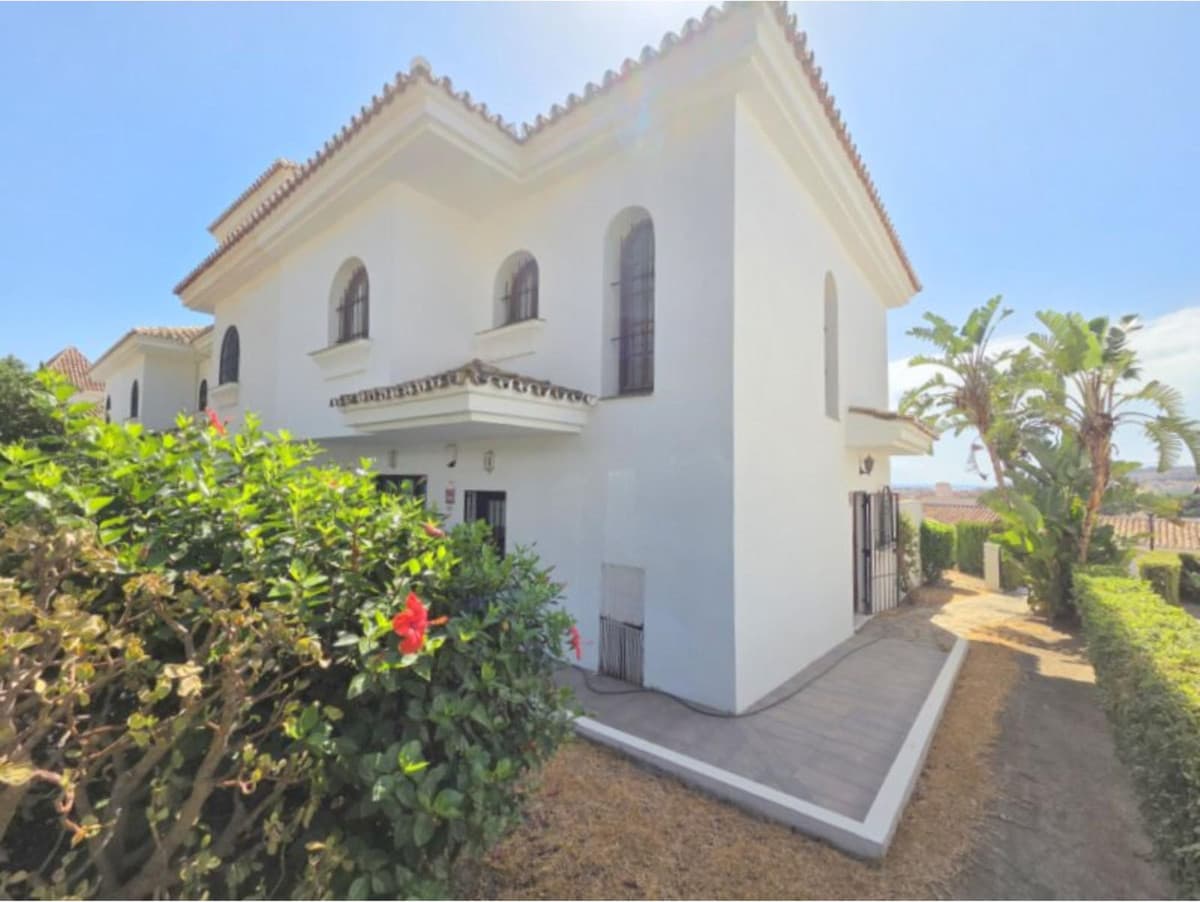 Townhouse in La Duquesa — photo 1 of 10