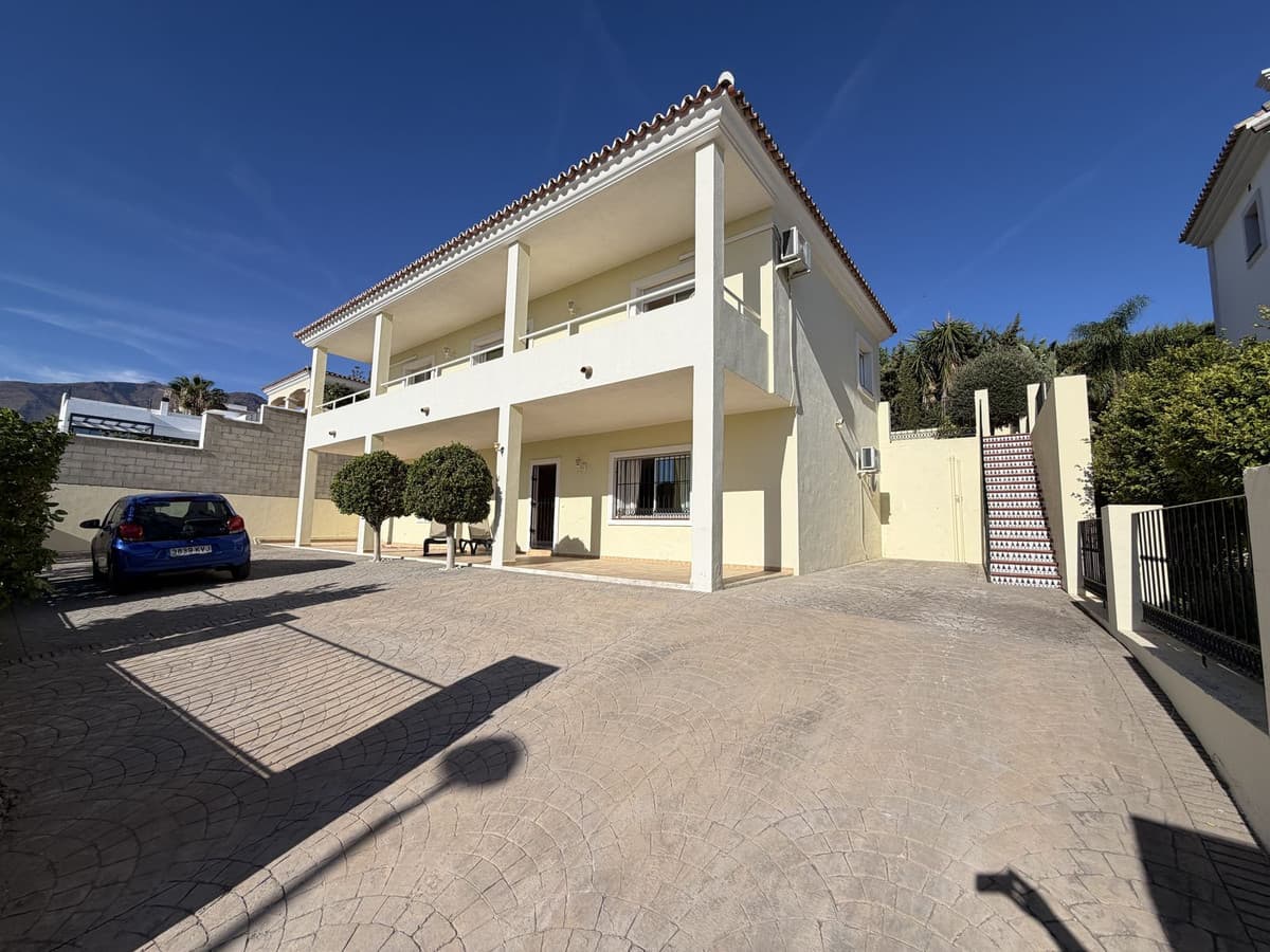 Detached Villa in Valle Romano — photo 1 of 10