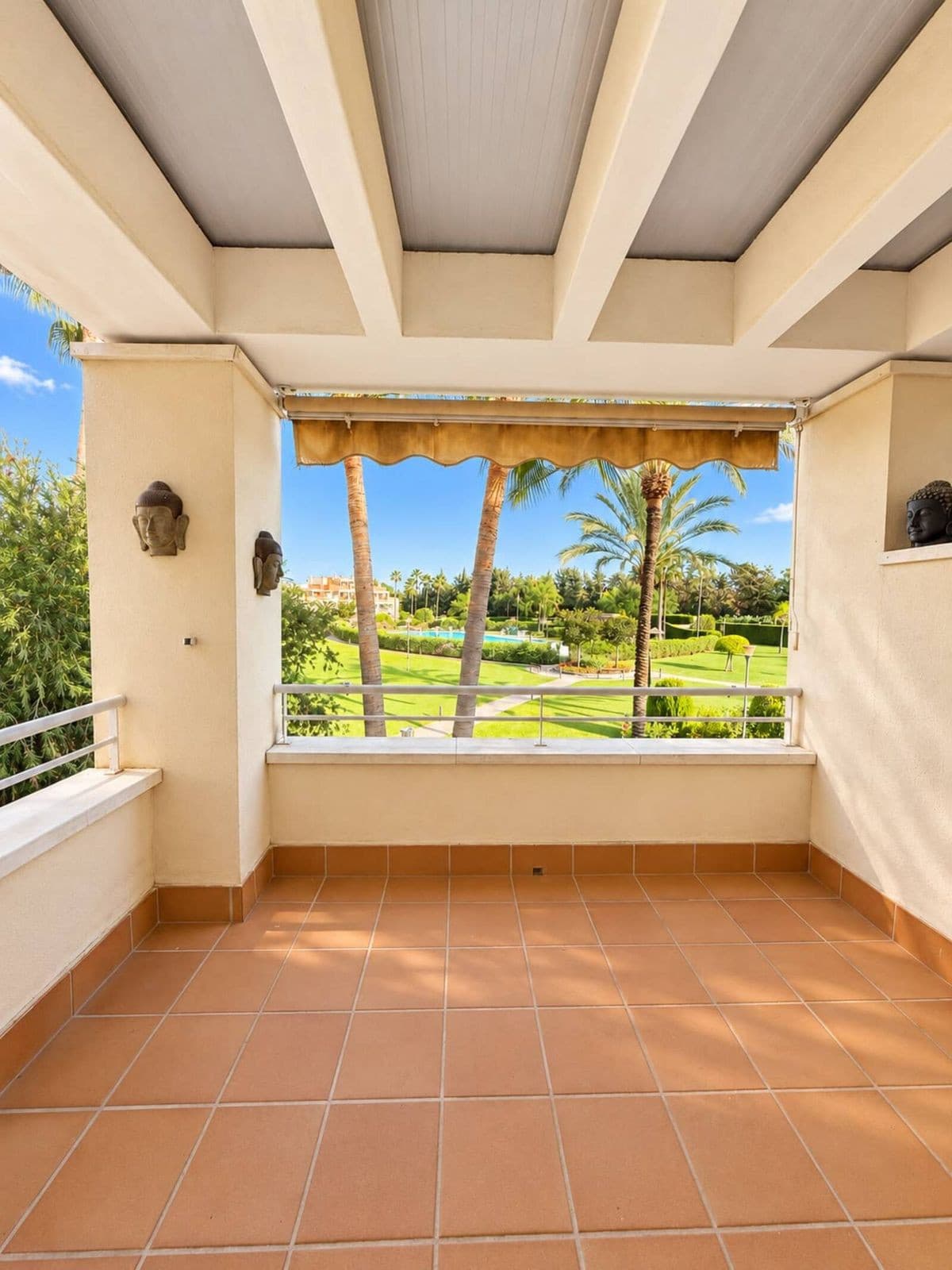 Middle Floor Apartment in Estepona — photo 5 of 10