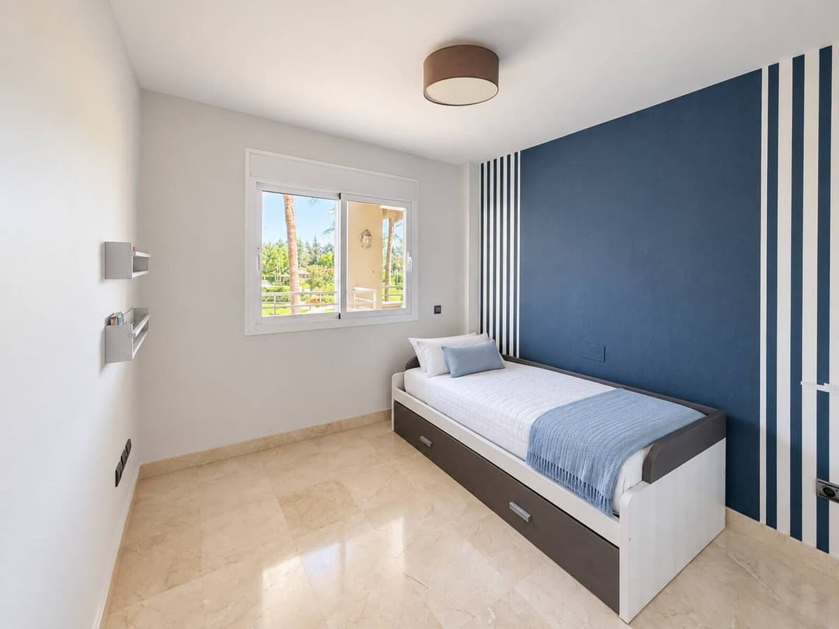 Middle Floor Apartment in Estepona — photo 10 of 10