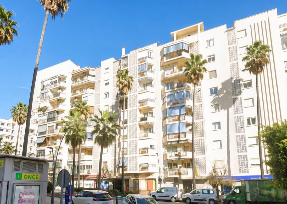 Middle Floor Apartment in Marbella — photo 1 of 9