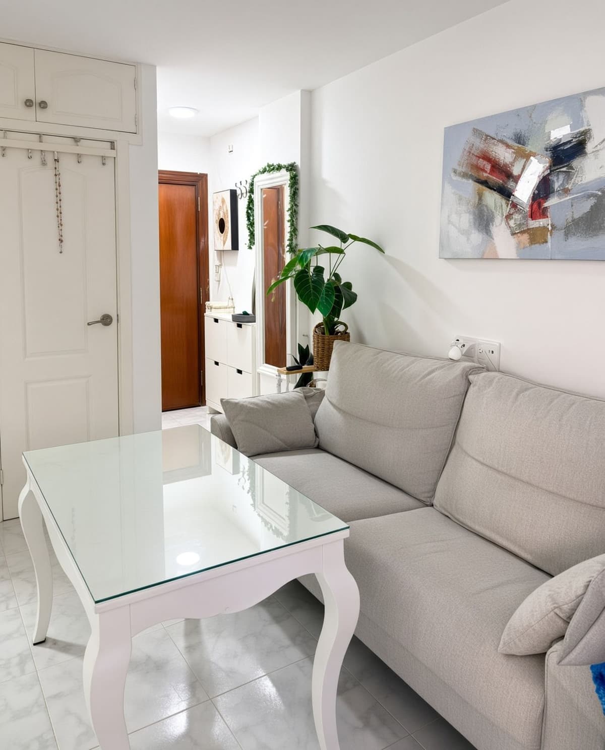 Middle Floor Apartment in Marbella — photo 3 of 9