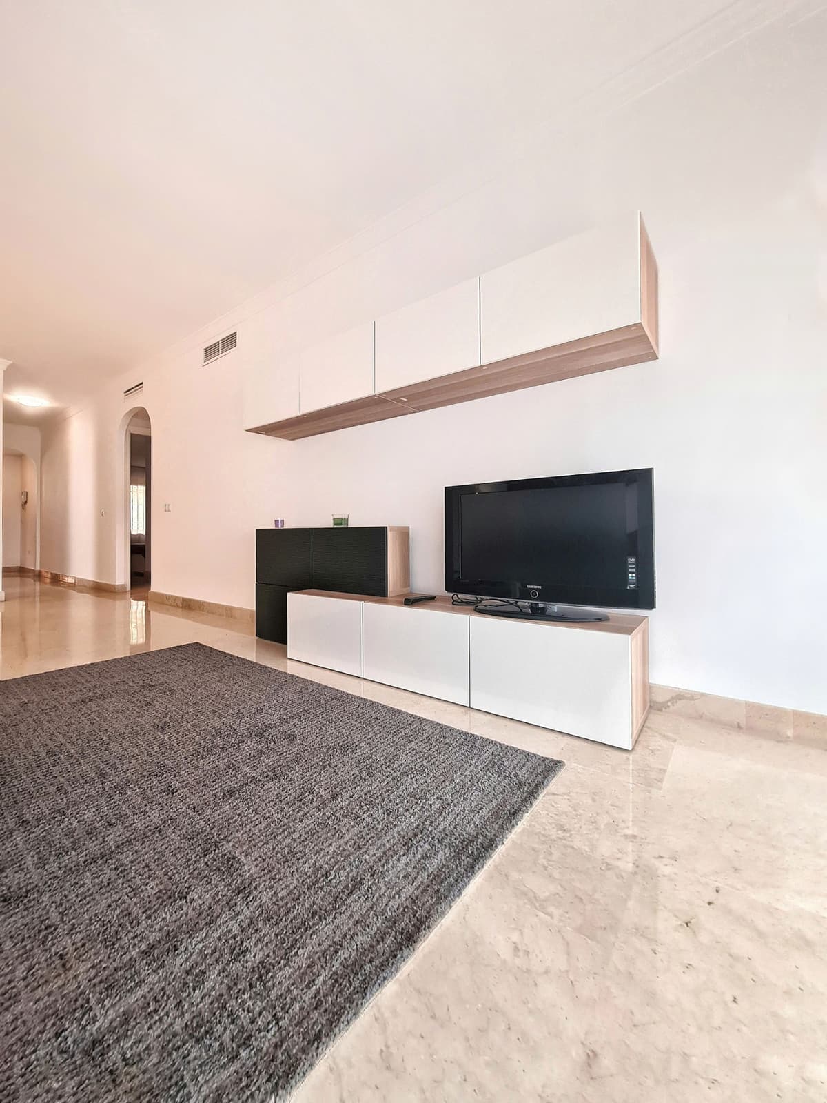 Middle Floor Apartment in Elviria — photo 3 of 10