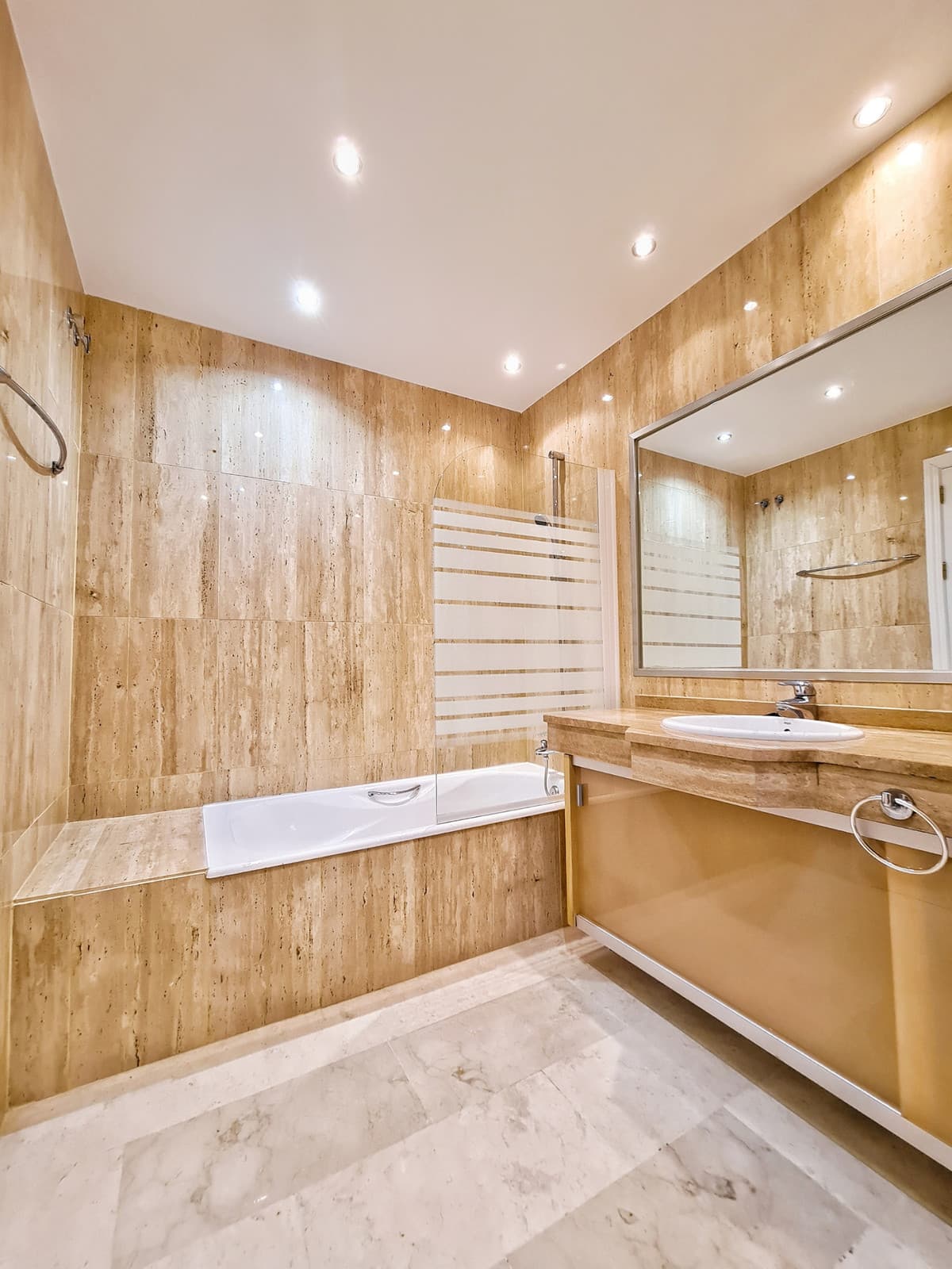 Middle Floor Apartment in Elviria — photo 4 of 10