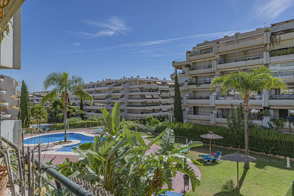 Middle Floor Apartment in Guadalmina Alta — photo 1 of 10
