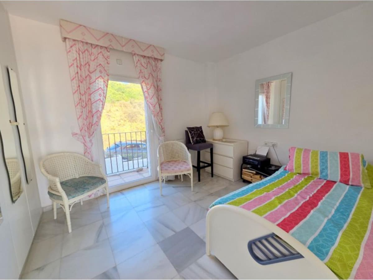 Middle Floor Apartment in La Duquesa — photo 10 of 10