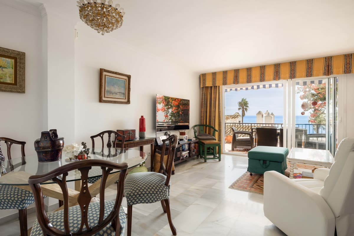 Middle Floor Apartment in Calahonda — photo 2 of 10
