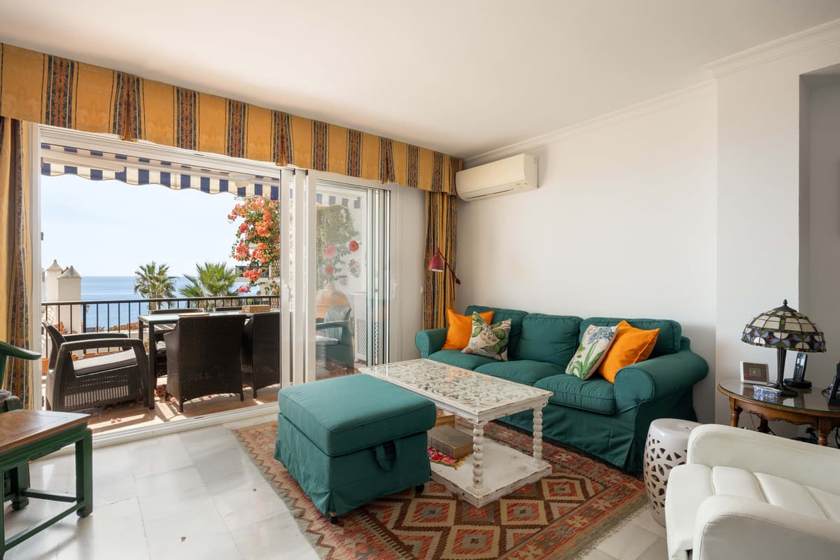 Middle Floor Apartment in Calahonda — photo 3 of 10