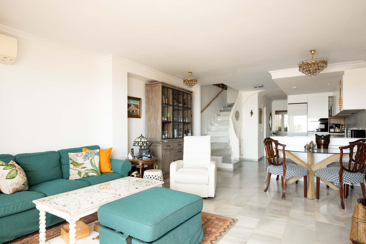 Middle Floor Apartment in Calahonda — photo 5 of 10