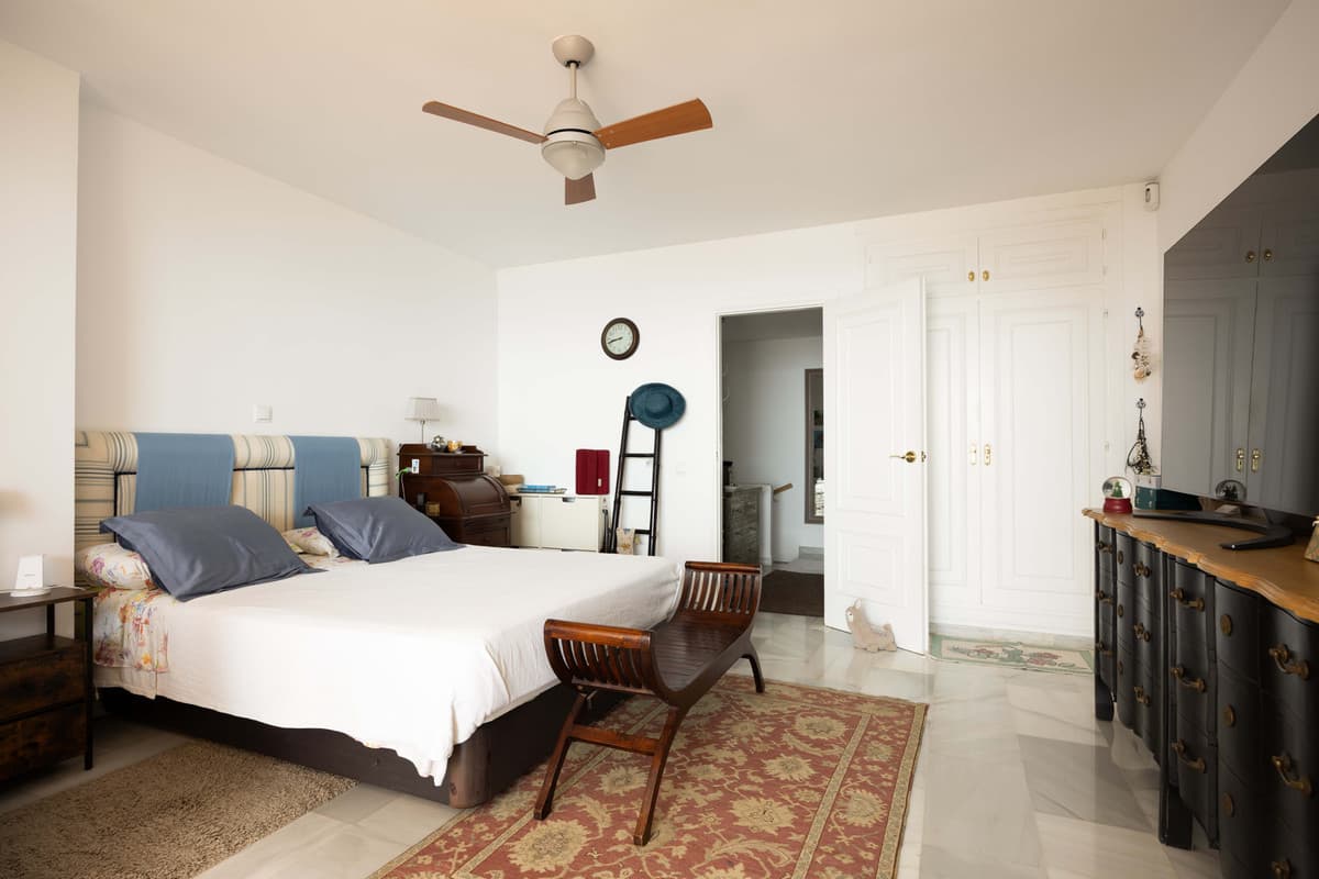 Middle Floor Apartment in Calahonda — photo 9 of 10