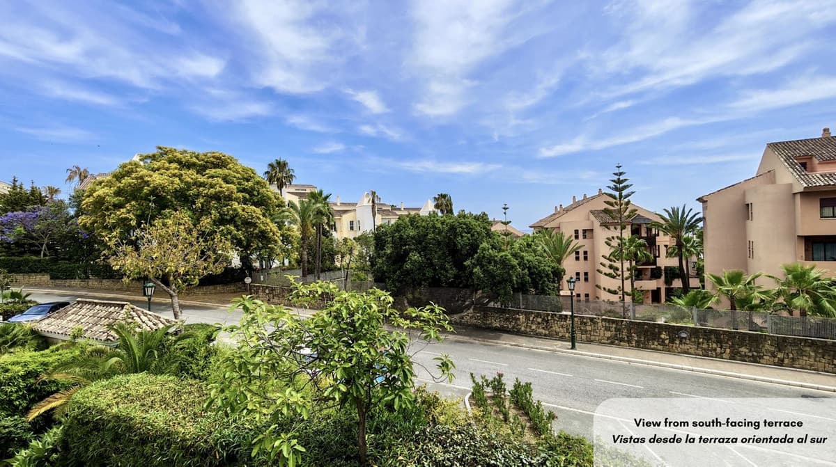 Middle Floor Apartment in Bahía de Marbella — photo 3 of 10
