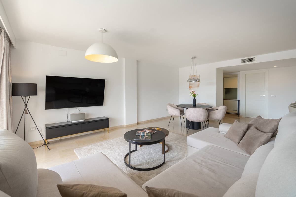 Middle Floor Apartment in Nueva Andalucía — photo 7 of 10
