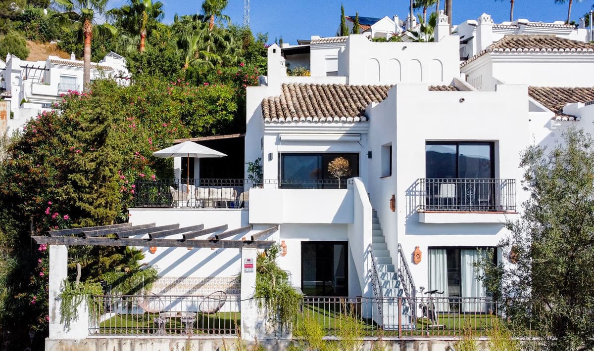 Semi-Detached House in Istán — photo 1 of 10