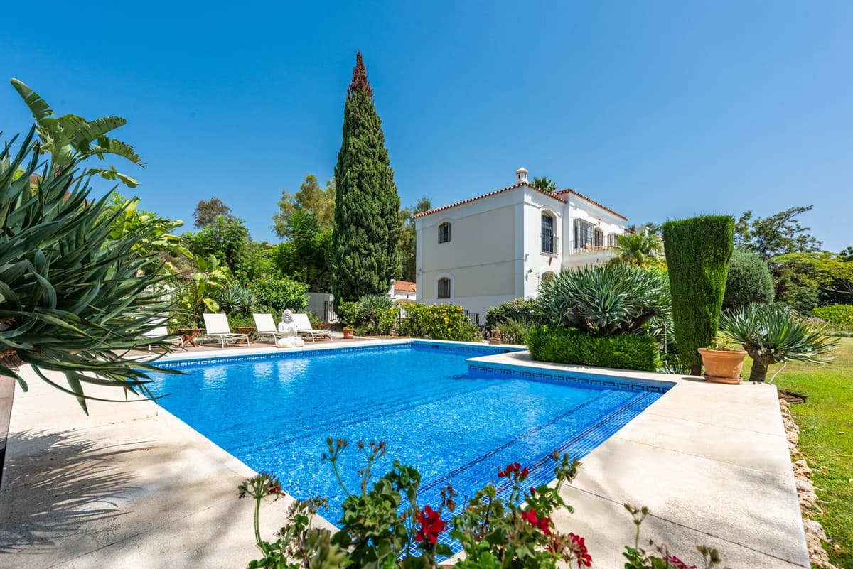 Detached Villa in Nueva Andalucía — photo 1 of 10