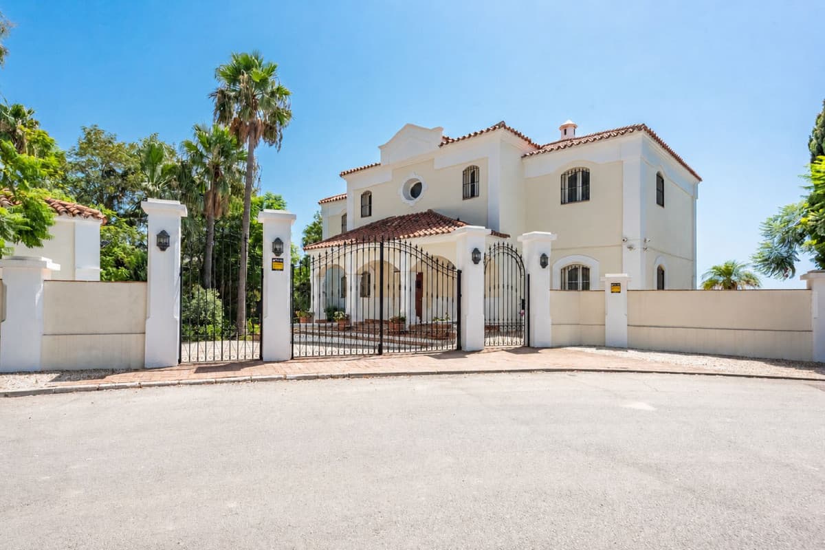 Detached Villa in Nueva Andalucía — photo 2 of 10