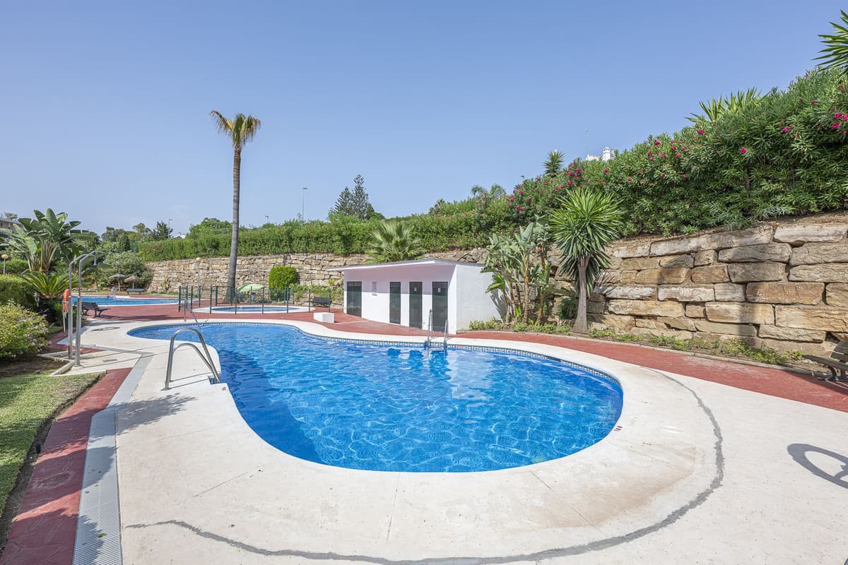 Middle Floor Apartment in Guadalmina Alta — photo 1 of 10