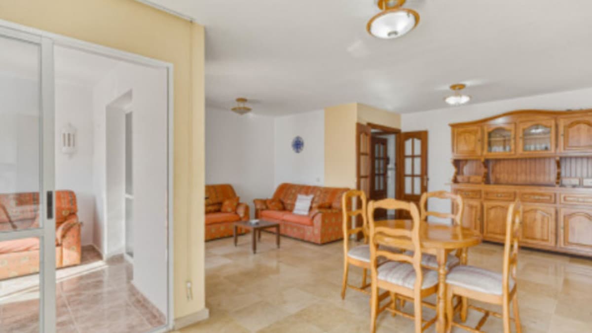 Middle Floor Apartment in Marbella — photo 3 of 8